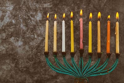 Gedenkkenes met negen brandende kaarsen voor Chanoeka viering bij Beit Ha’Chidush in Nederland.